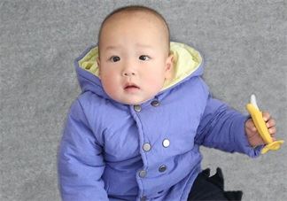 孩子公众场合闹要东西怎么处理 是妥协还是坚持