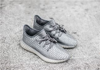 adidas yeezy 350 boost v2蟒蛇皮定制版多少钱？