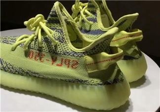 adidas yeezy boost 350 v2黄斑马是夜光的吗？