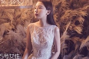 年会穿什么衣服合适？抢镜年会小礼服最佳