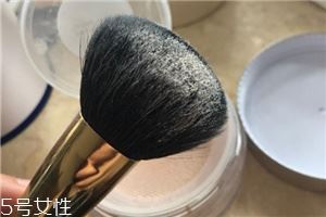 becca水散粉怎么用 becca水散粉正确使用方法