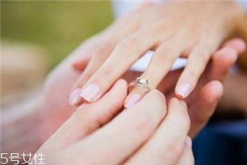 婚戒可以戴中指吗？婚戒能戴在中指上吗？