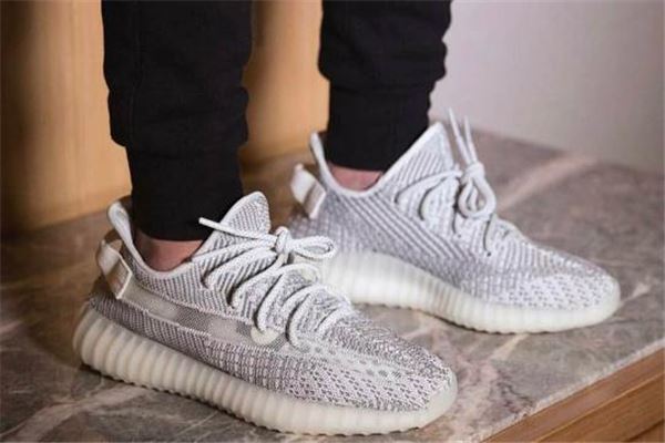 yeezy 350 static上脚图 效果很特别