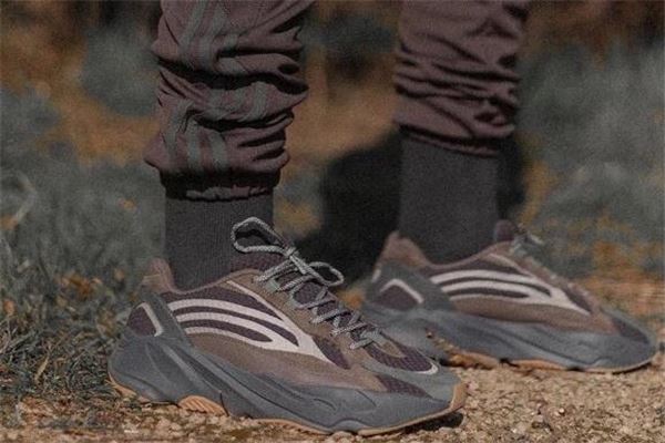 yeezy 700 v2偏码吗 椰子700v2鞋码选择攻略