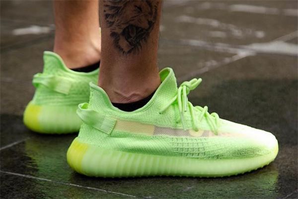 yeezy 350荧光绿真假辨别 椰子350荧光绿真假对比