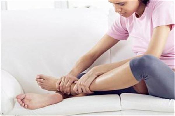 腿部水肿的症状是什么 腿部水肿应注意生活习惯