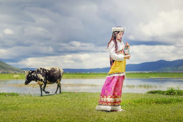 去草原穿什么拍照最漂亮 草原旅游穿搭建议