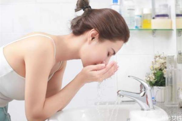 清水洗脸的正确方法不用洗面奶 清水洗脸的注意事项