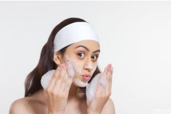 洗脸后脸上起皮怎么办 洗脸后起皮的解决方法