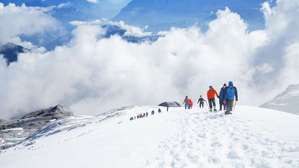 美宝科技护肤之旅 挑战哈巴雪山