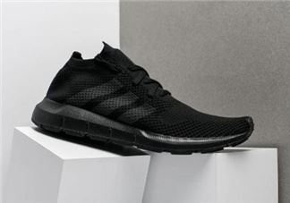 adidas swift run triple black配色在哪买_多少钱？