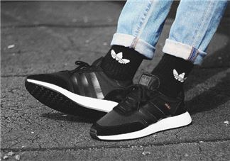 adidas iniki runner boost酷黑配色上脚效果怎么样？