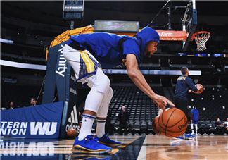 under armour curry 4 low勇士队蓝金配色会发售吗？