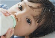 喝配方奶粉需要喝水吗?喝奶粉的宝宝一天要喝多少水?