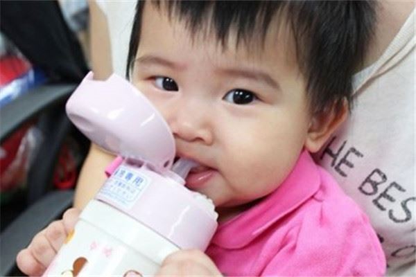 怎么训练宝宝喝水 怎么判断宝宝每天喝水够不够