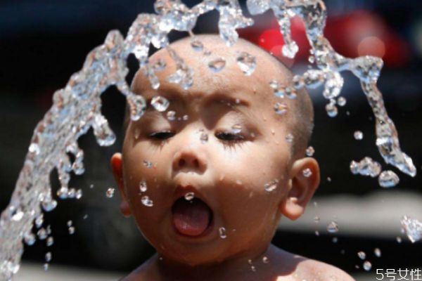 婴儿喝奶粉需要喝水吗 婴儿每天喝多少水合适