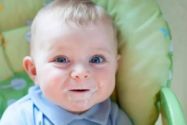 婴儿吐奶为什么会从鼻子出来 婴儿吐奶为什么是清奶水