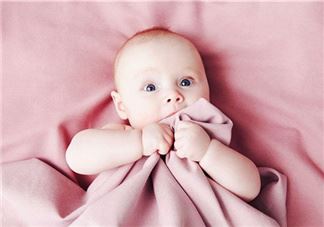 宝宝出生30天能看多远 宝宝视力发育过程图解