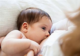 新生儿吃母乳一次吃多久？新生儿吃母乳一次十分钟正常吗？