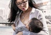 新加坡辣妈街头哺乳 支持职场女性喂奶