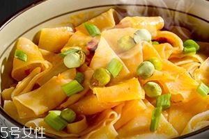 阿宽四川铺盖面煮还是拌？来看看铺盖面食用方法