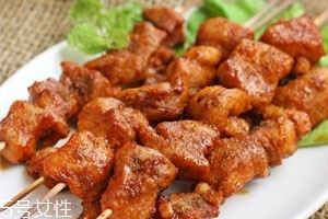 烤箱烤羊肉串用锡纸吗 烤羊肉串注意事项