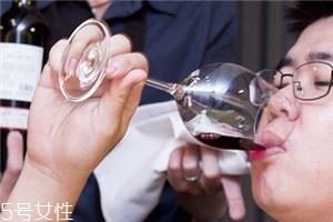 喝红酒怎么拿杯子图片 酒杯同样重要