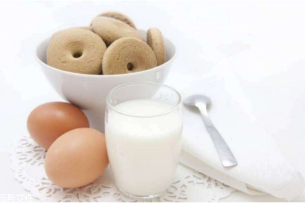 牛奶和鸡蛋能一起吃吗 牛奶不能和什么一起吃