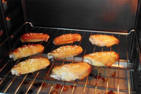 烤箱烤鸡翅用烤盘还是烤架 烤箱烤鸡翅可以不用锡纸吗