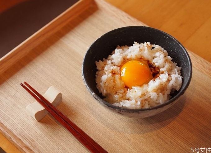 生蛋拌饭要用什么酱油 生鸡蛋拌饭有危害吗