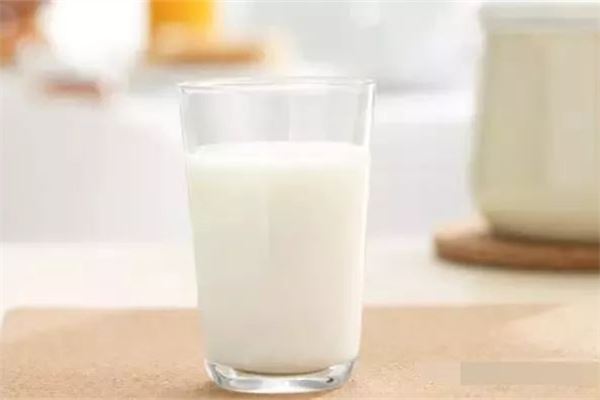 牛奶喝了拉肚子什么原因 牛奶喝热的好还是冷的好