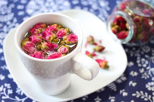 玫瑰花泡水是花朵好还是花苞好 玫瑰花泡水是蓝色的能喝吗