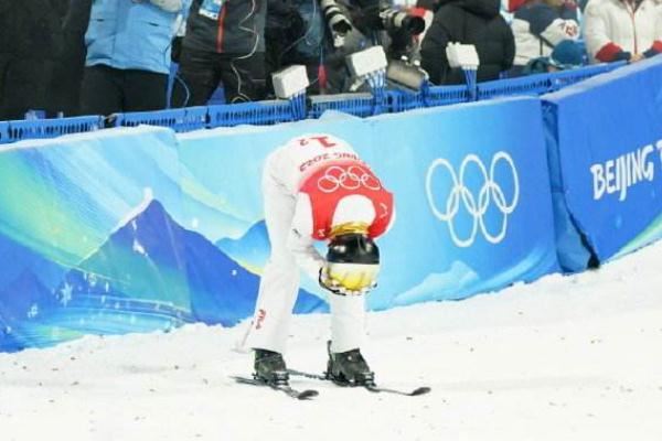 徐梦桃拥抱安慰贾宗洋 自由式滑雪空中技巧和大跳台的区别