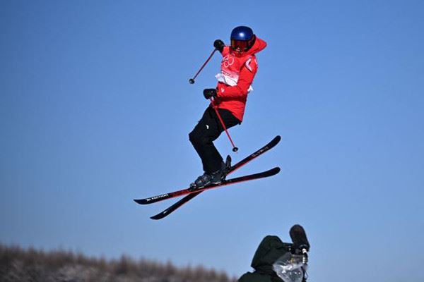 谷爱凌晋级坡面障碍决赛明日冲金 自由式滑雪是单板还是双板