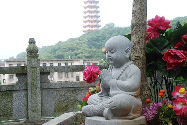 去寺庙先上香还是先磕头 去寺庙拜神的顺序